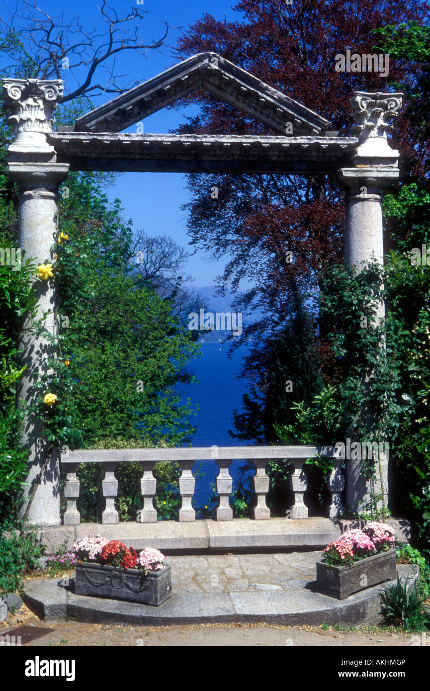 Portal ermöglicht einen Rahmen für eine Ansicht der Villa Pallavicino, Stresa, Lago Maggiore, Piemont, Italien Stockfoto