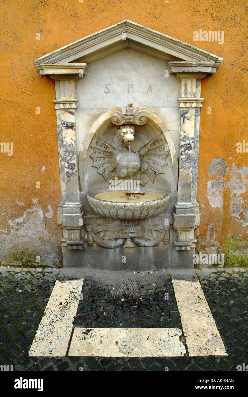 Aedicula mit Dragoner, erste lokale Brunnen entlang der Via della Conciliazione, Rom, Latium, Italien Stockfoto