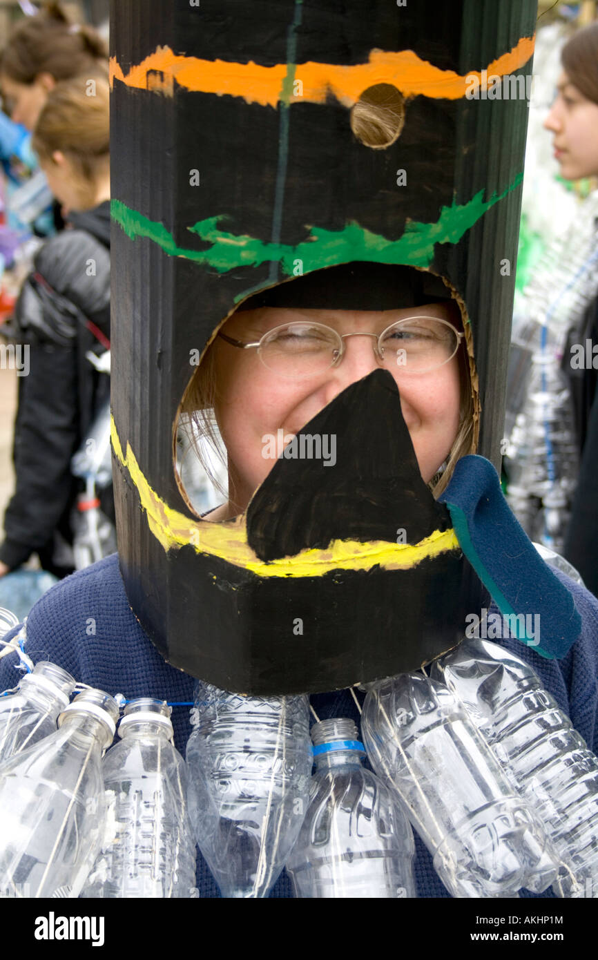 Porträt der Demonstrant Alter 45 in ihre Flasche Wasser Kostüm gekleidet.  MayDay Parade und Festival. Minneapolis Minnesota USA Stockfotografie -  Alamy