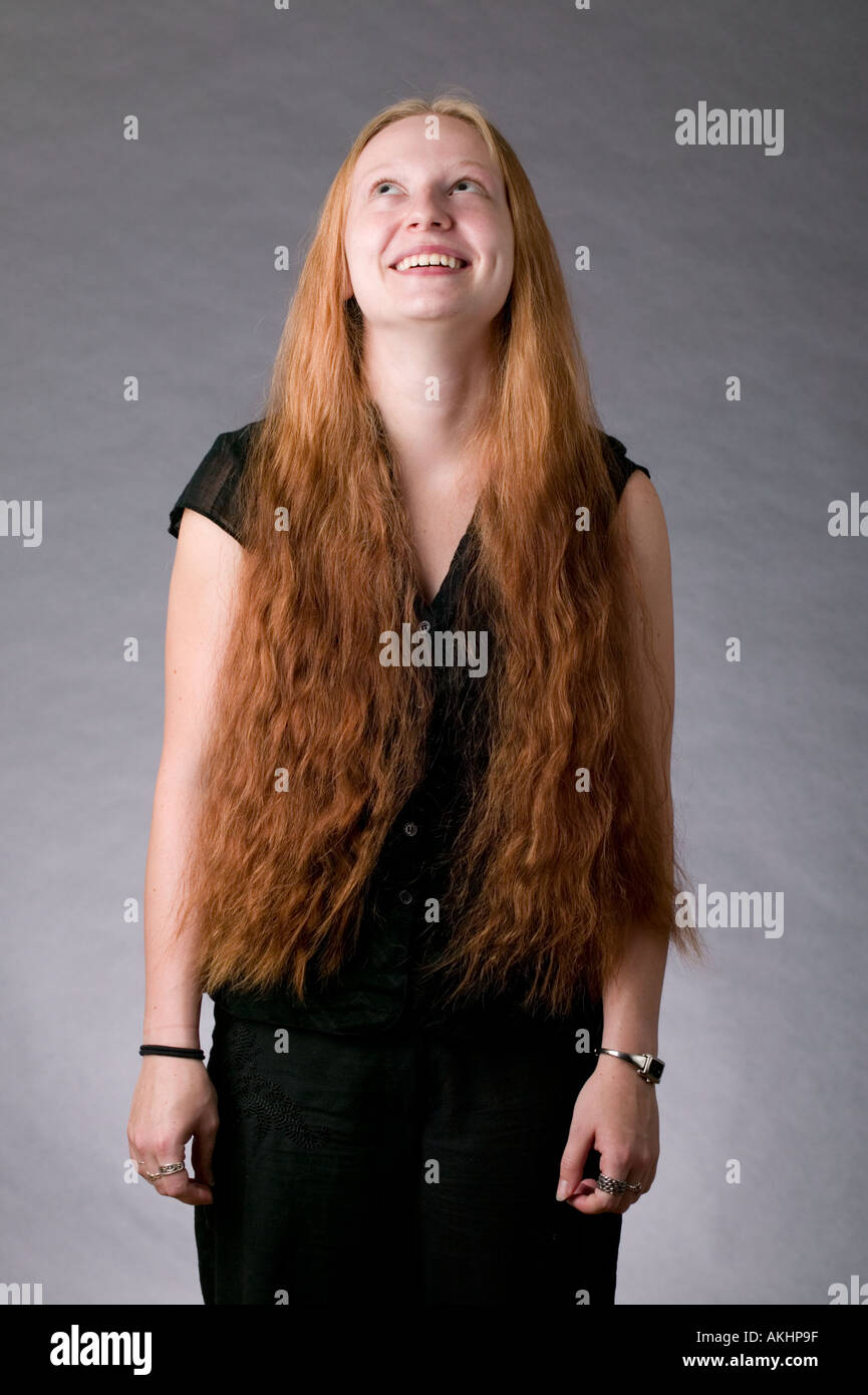Junge Frau mit sehr langen roten Haaren Stockfoto