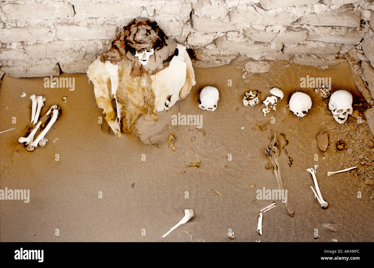 Skelette erhalten durch Ariditiy in alten Grabstätten Nasca-Peru Stockfoto