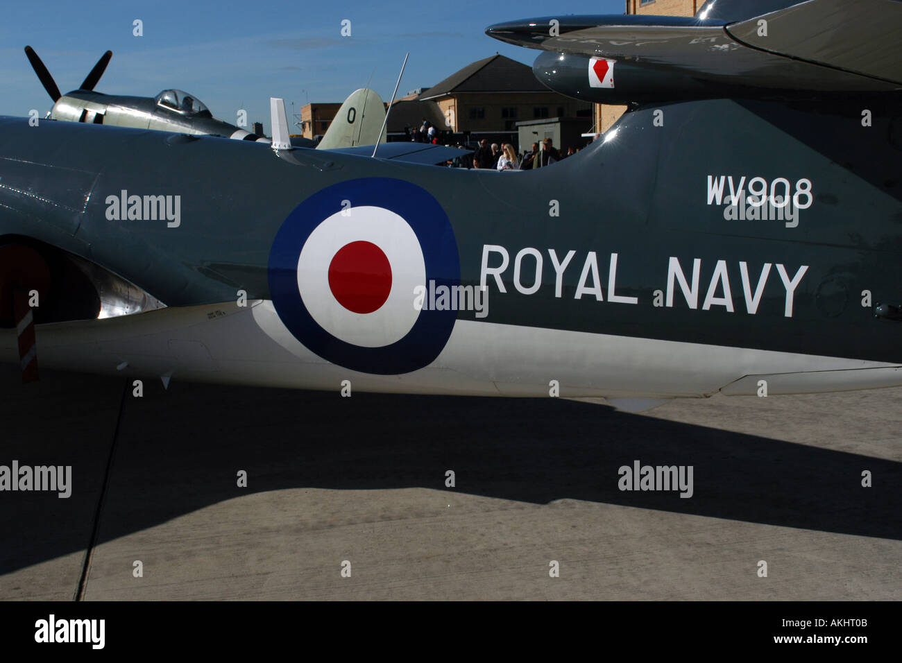 Ein 1960er Jahre britische Royal Navy Hawker Sea Hawk jet Flugzeug Insignien aller britischen Flugzeuge. Stockfoto