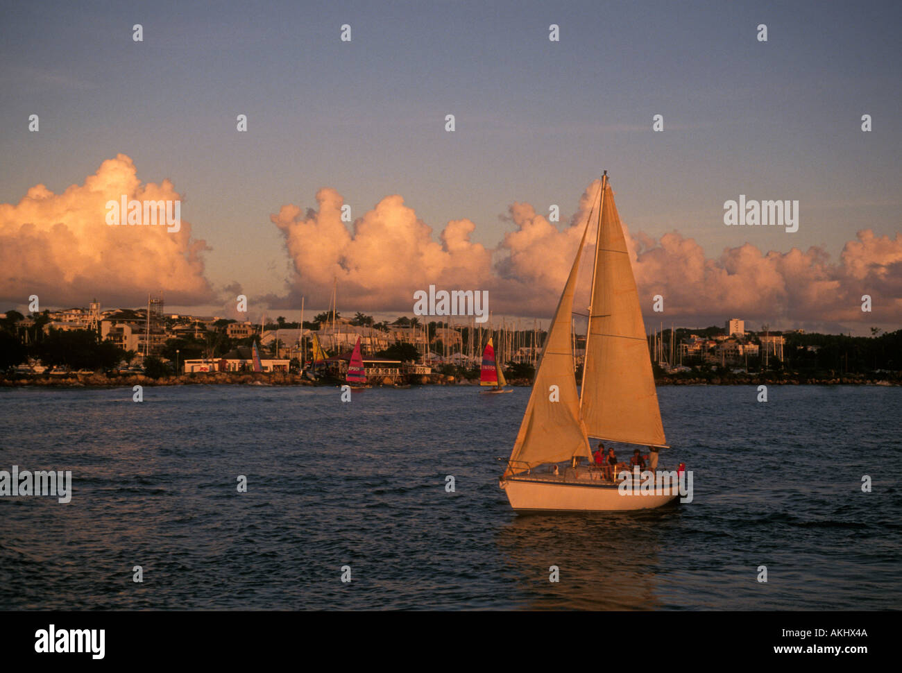Segelboot, Boot unter Segeln, Segeln, Stadt von Pointe-à-Pitre Pointe-a-Pitre, Grande-Terre, Guadeloupe, Frankreich, Französische Antillen Stockfoto