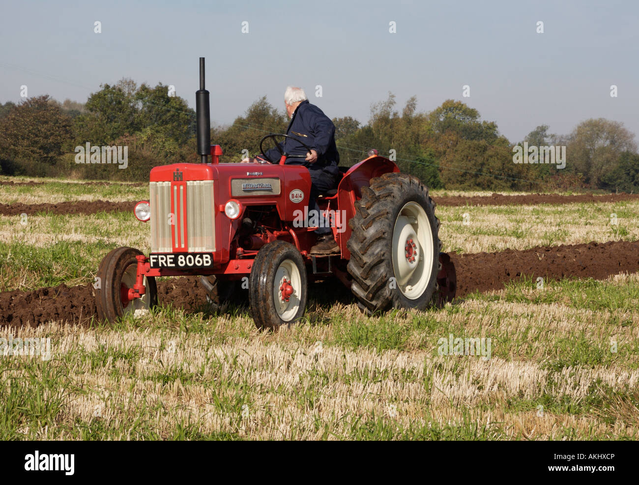 Traktor-Pflügen-UK Stockfoto