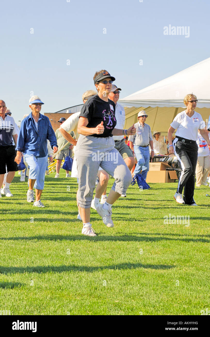 Warm up-Übungen für ältere Athleten an der St. Clair County Senior Olympics Marysville Michigan MI Stockfoto