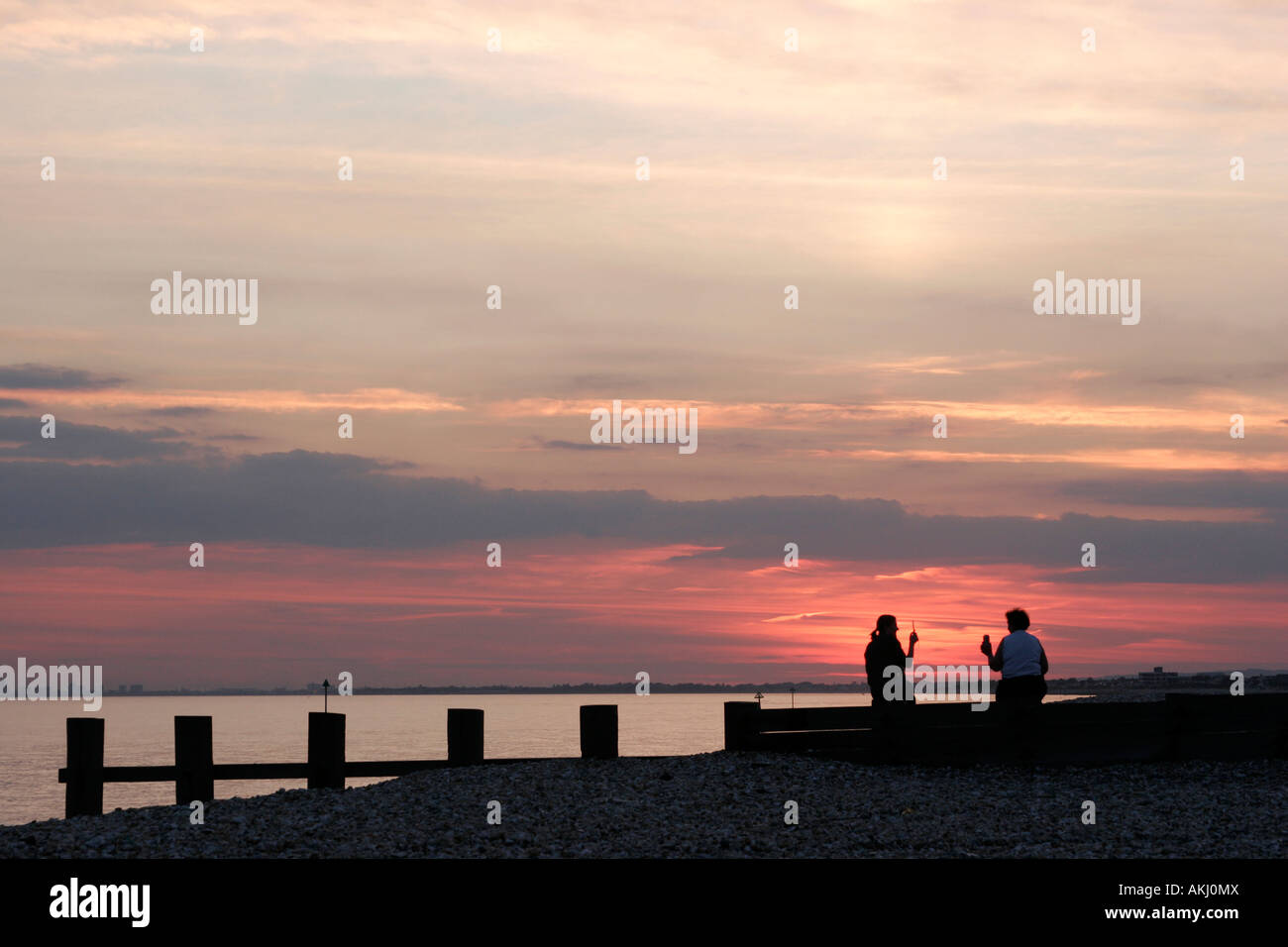 Zwei Damen Sonnenuntergang ein auf der Südküste von England in der Nähe von Bracklesham Stockfoto