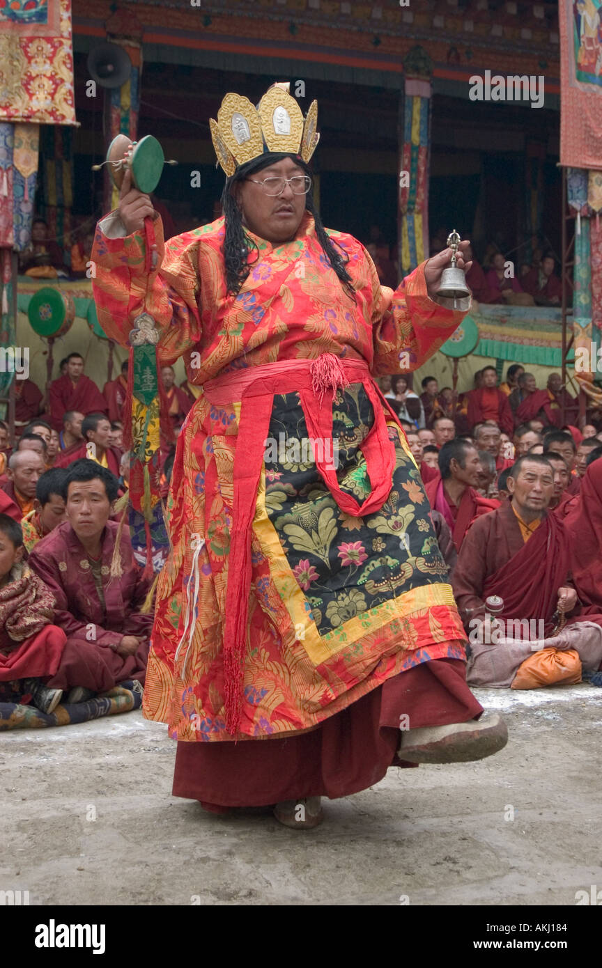 Nyingma-Mönch mit Damaru Trommel Bell in der Cham-Tänze Katok Dorjeden Kloster Kham Tibet Sichuan Provinz China Stockfoto