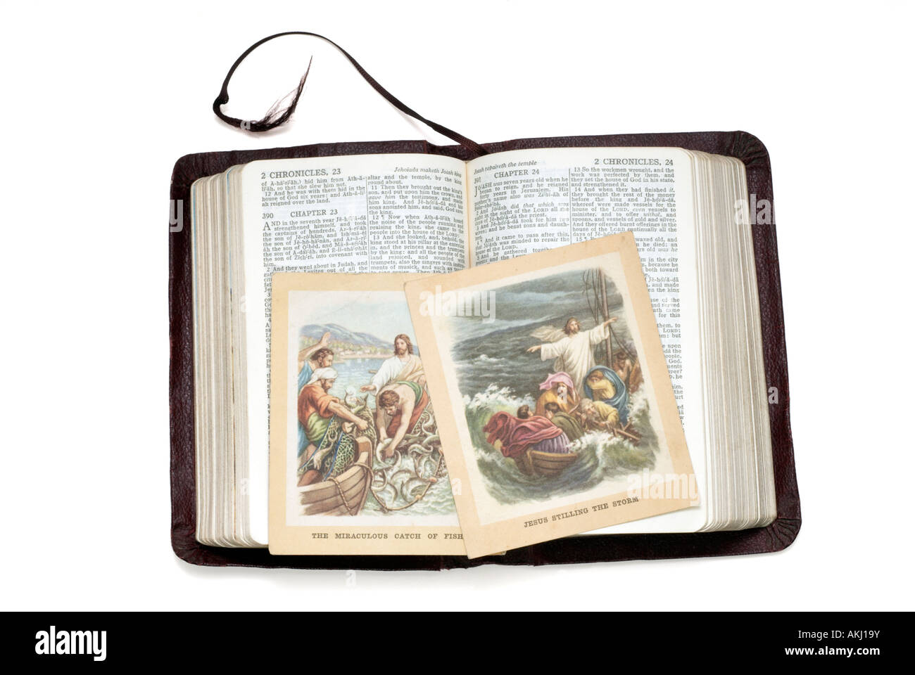 Alte kleine aufgeschlagene Bibel und alte Bilder porträtieren Gleichnisse Jesu Stockfoto