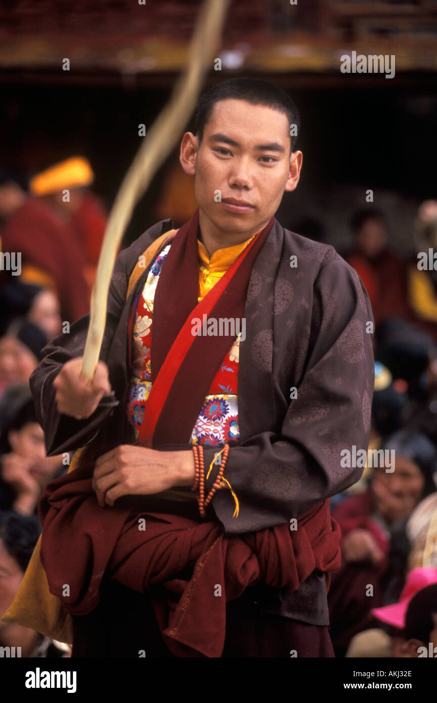 Ein Mönch Zuchtmeister bei Cham tanzt eine Form der buddhistischen Oper Katok Kloster Kham Tibet Sichuan China Stockfoto