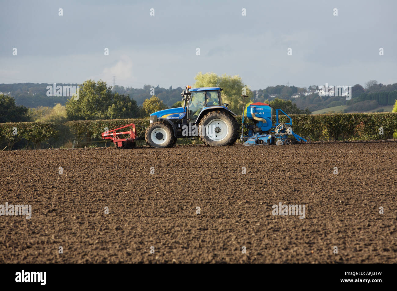 New Holland Traktor mit Sämaschine UK Stockfoto