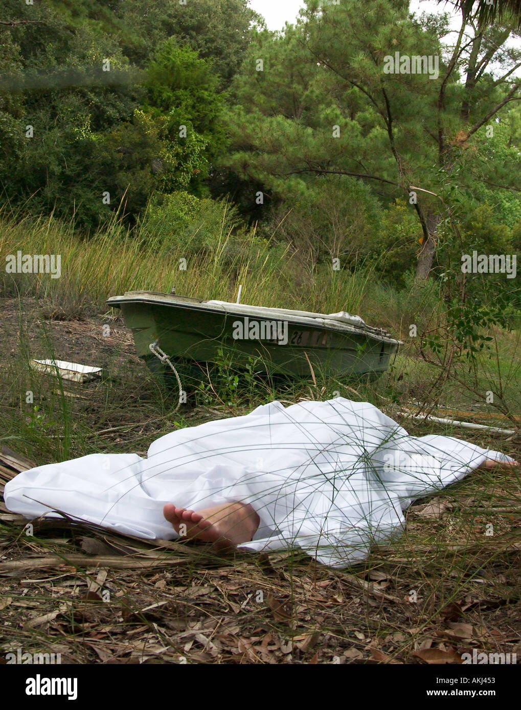 Der Fuß einer kaukasischen Leiche ragt unter einem weißen Blatt in einem Sumpf in South Carolina hervor. Stockfoto
