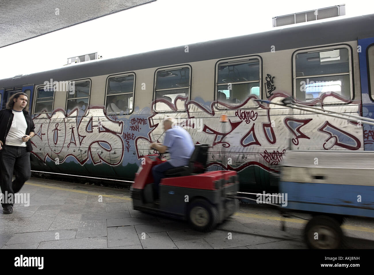 Trainieren Sie, Graffiti und Arbeiter in Roma Termini Bahnhof Rom Italien Stockfoto