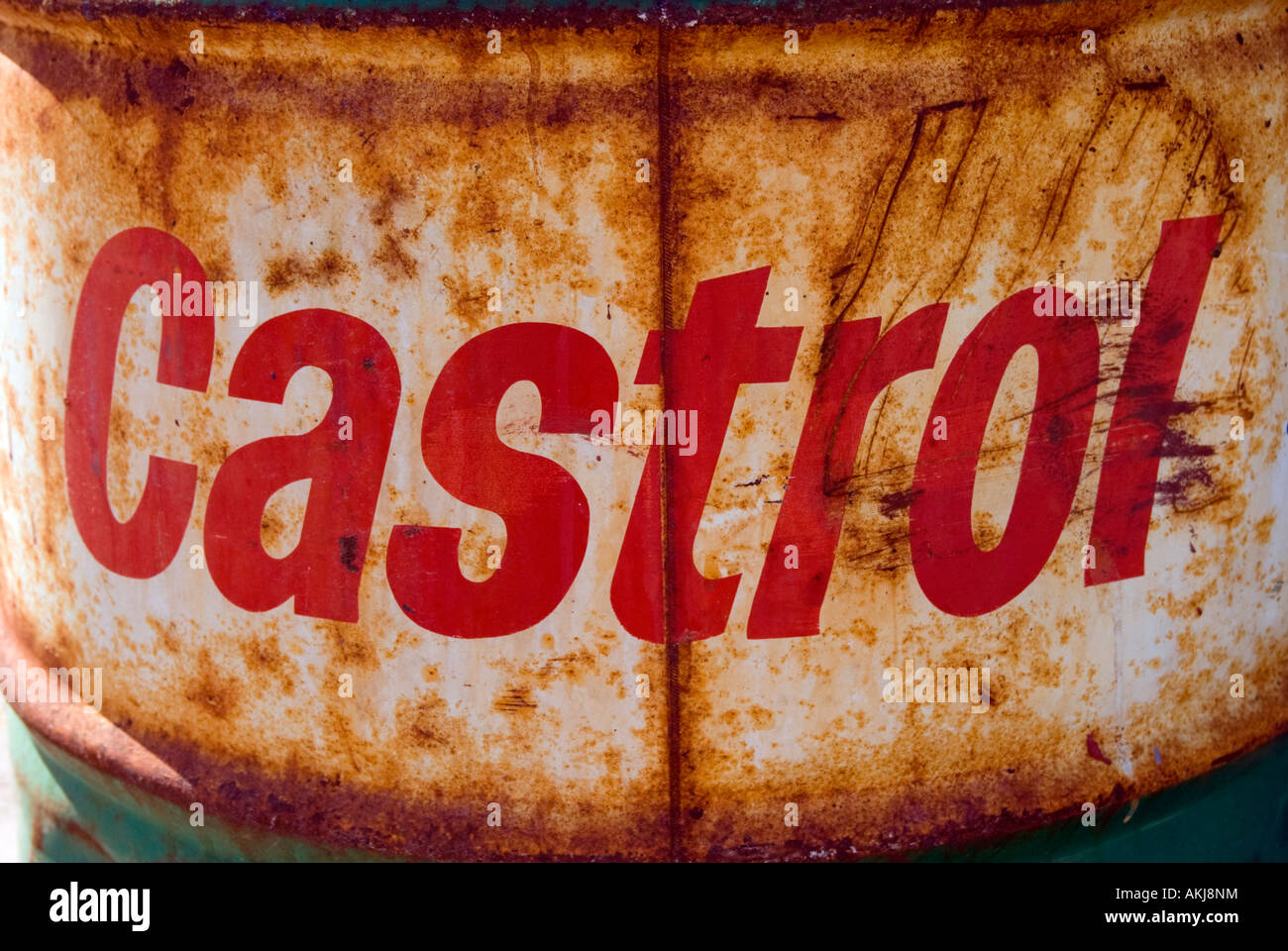 Rusty Castrol Öl-Trommel Stockfoto