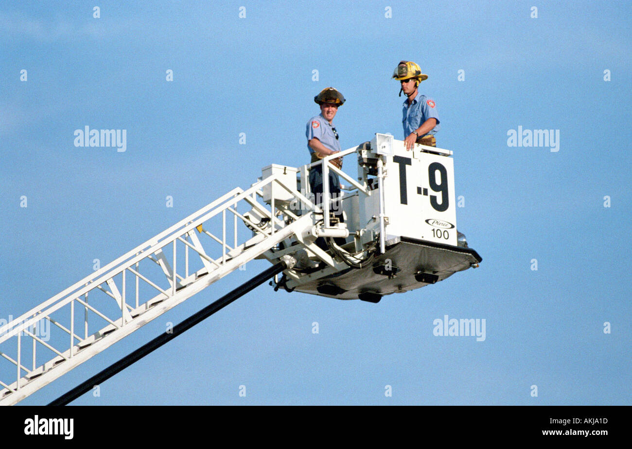 Feuerwehrleute zeigen die Verwendung eines erweiterten Leiter und Boom im Rahmen der Feuerlöschgeräte wie die Vorbereitung, ein Feuer zu bekämpfen Stockfoto