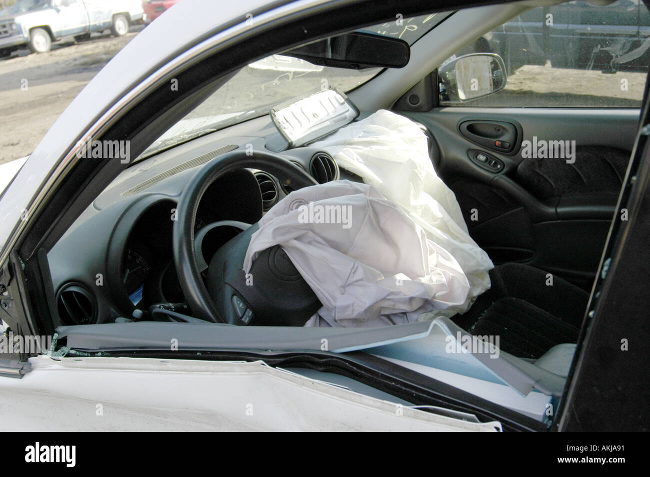 Ergebnisse einer zwei Autos Autounfall wo Airbags gespeichert lebt Auto Unfall auto Stockfoto