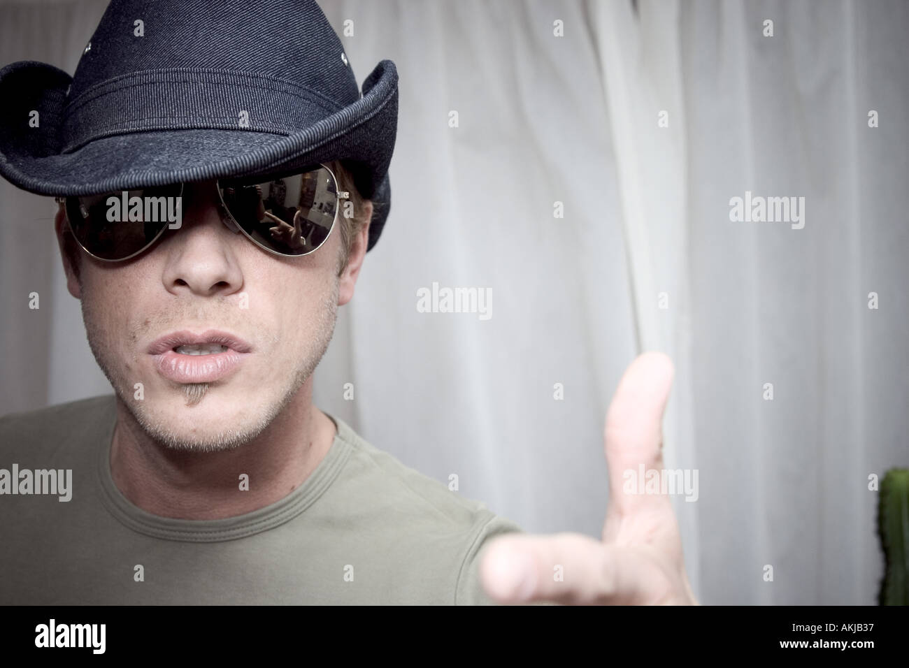 Urban Cowboy mit grünen Hot-Rod-Shirt sieht wirklich cool Stockfoto