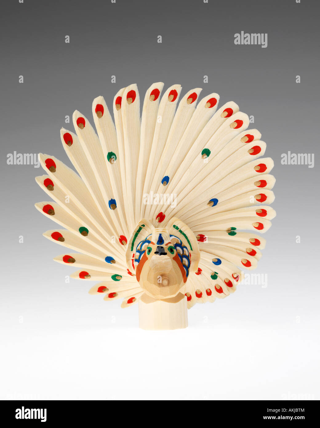 Japanische Yamagata traditionellen hölzernen Pfau schnitzen "Sasano Bori" Stockfoto