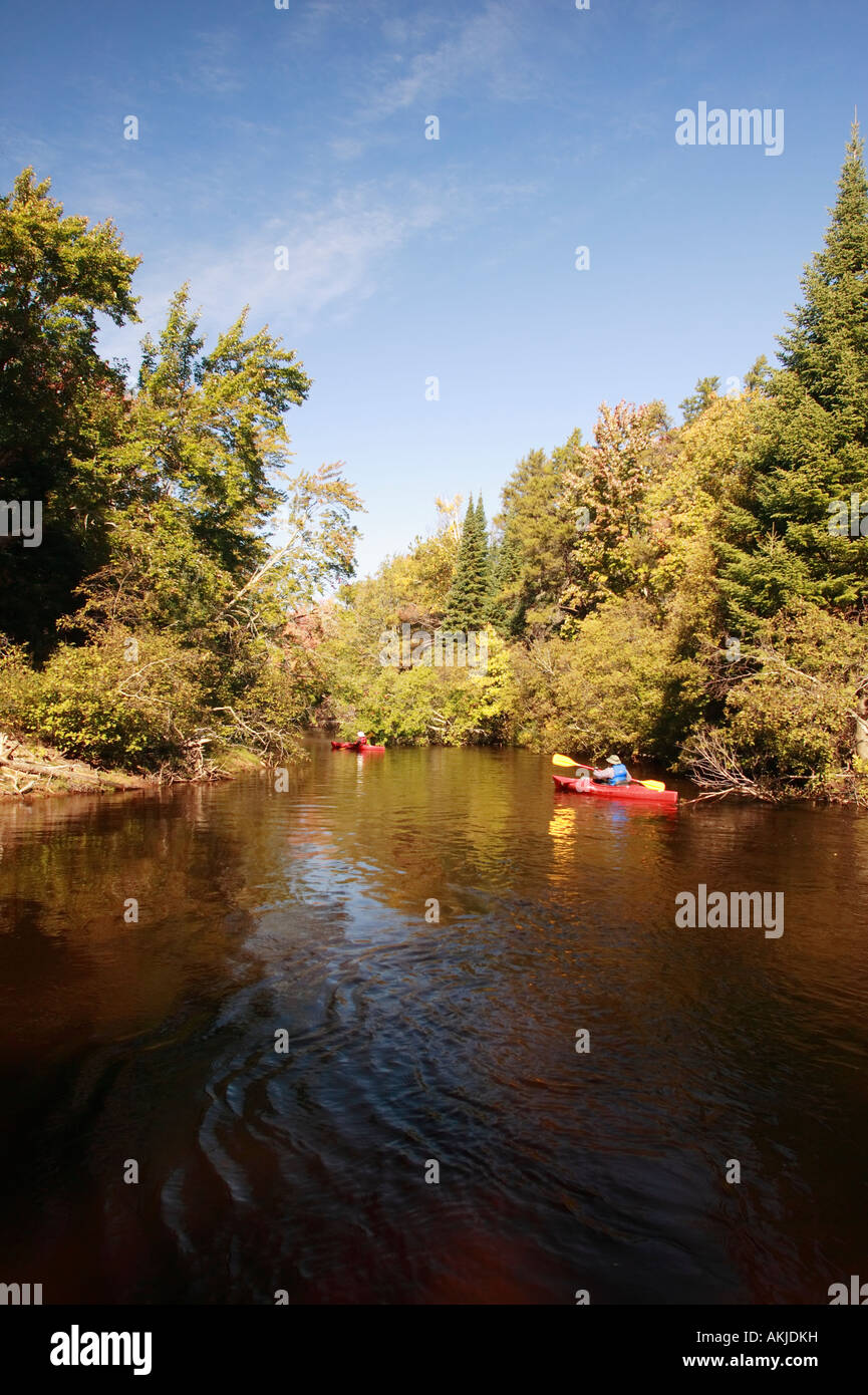 Paddeln auf der zwei Hearted River Michigan s Upper Peninsula Stockfoto