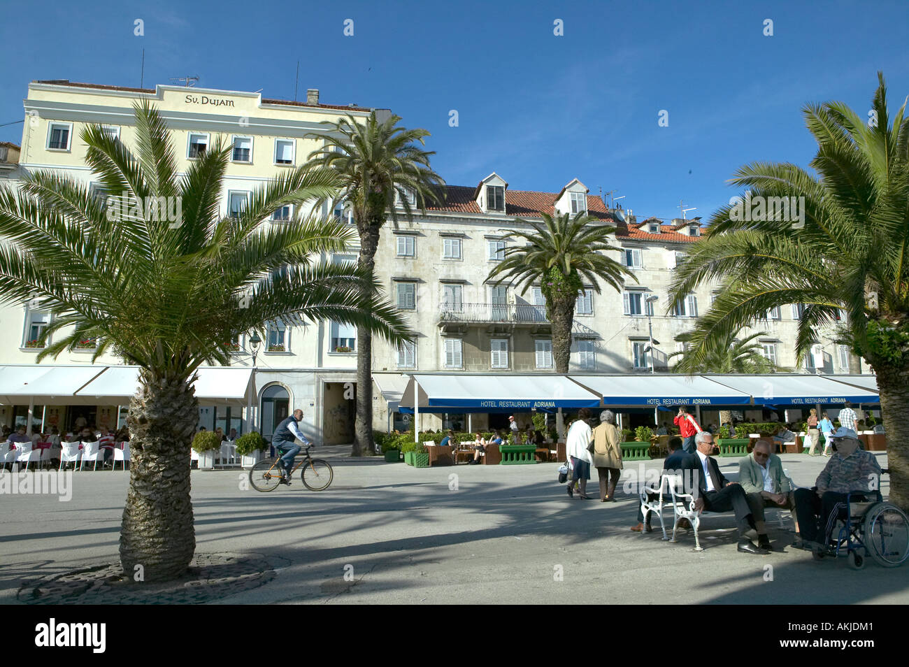 Cafés und Bars unter Dioclesian Palast in Split, Dalmatien, Kroatien, Osteuropa Stockfoto