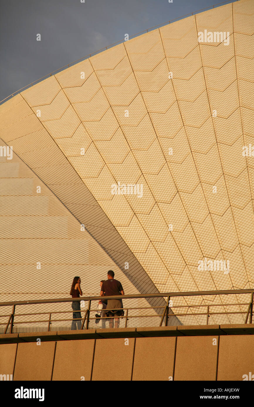 Touristen, die Anzeigen von Dach des Sydney Opera House Sydney New South Wales Australien Stockfoto