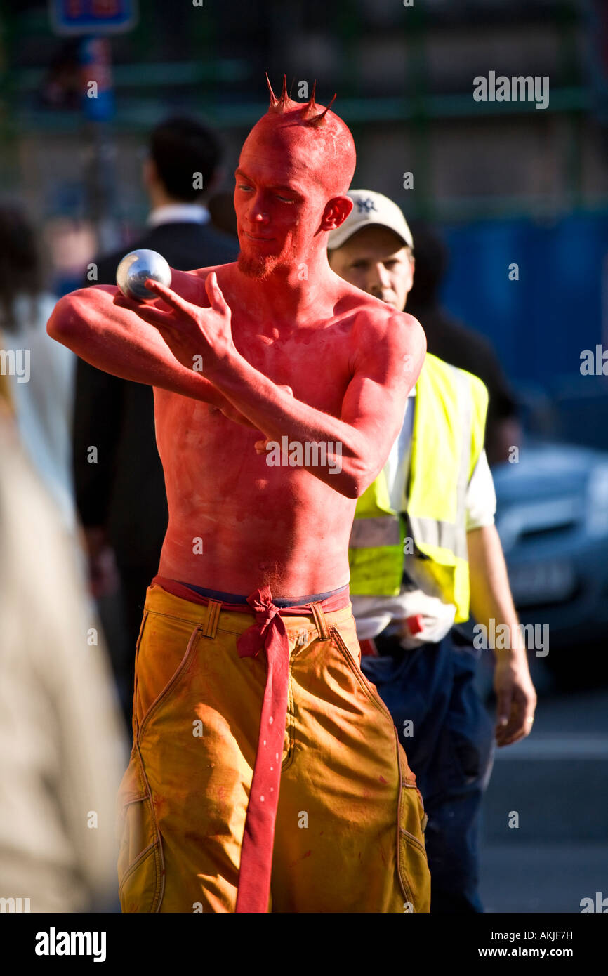 Der Mann, der auf dem Edinburgh Festival Fringe Royal Mile Schottland rot ist Stockfoto