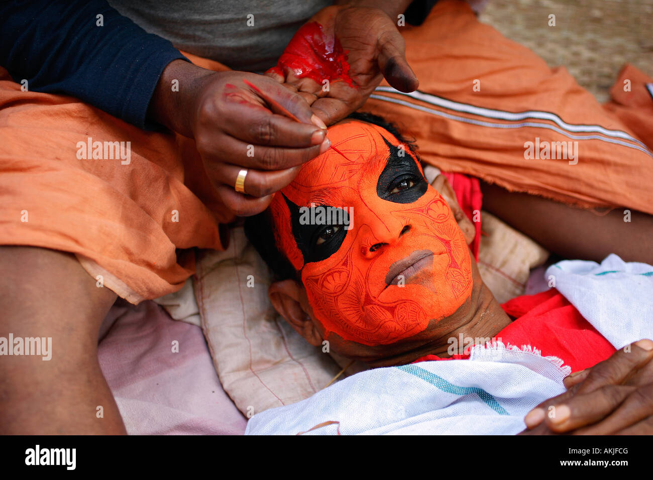 Indien, Kerala, Körperbemalung in Vorbereitung für die Teyyam-Zeremonie Stockfoto