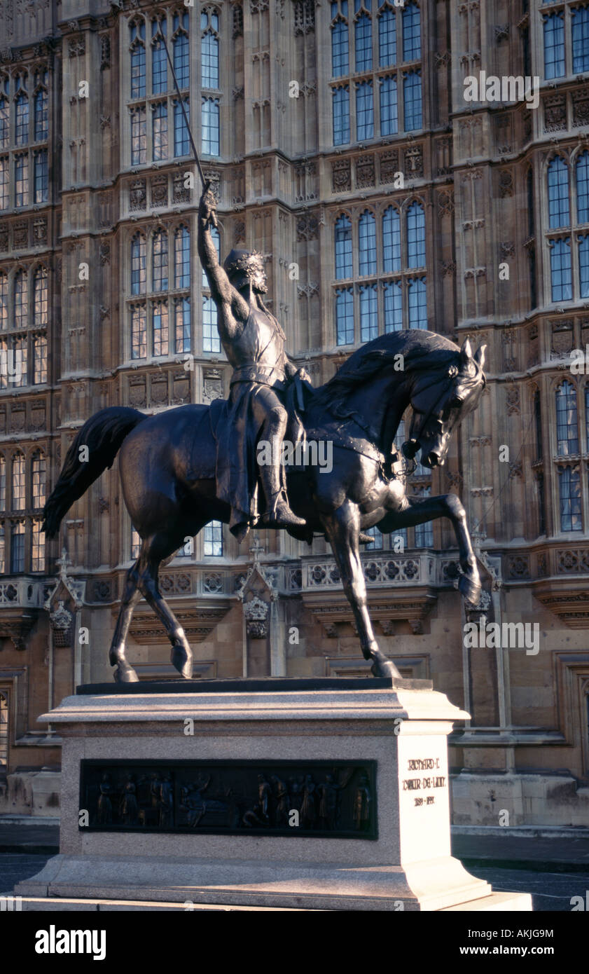Statue von König Richard I am Westminster London England Stockfoto