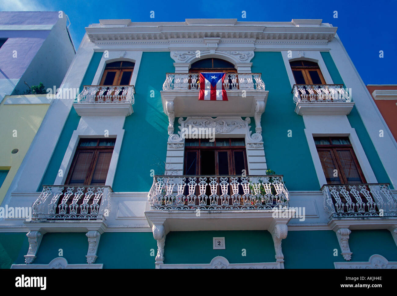 Puerto Rican flag hängen vom Balkon, Apartments, Residence, Calle Tetuan, Tetuan Straße, der historische Bezirk, die Altstadt von San Juan, San Juan, Puerto Rico Stockfoto