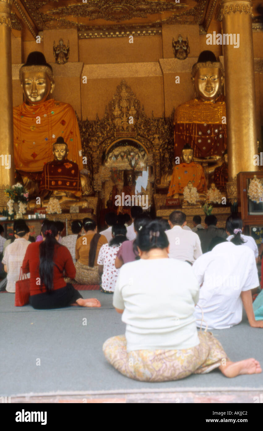 Frauen beten in Pagode, Swegadon Pagode, Yangon, Myanmar, Burma Stockfoto