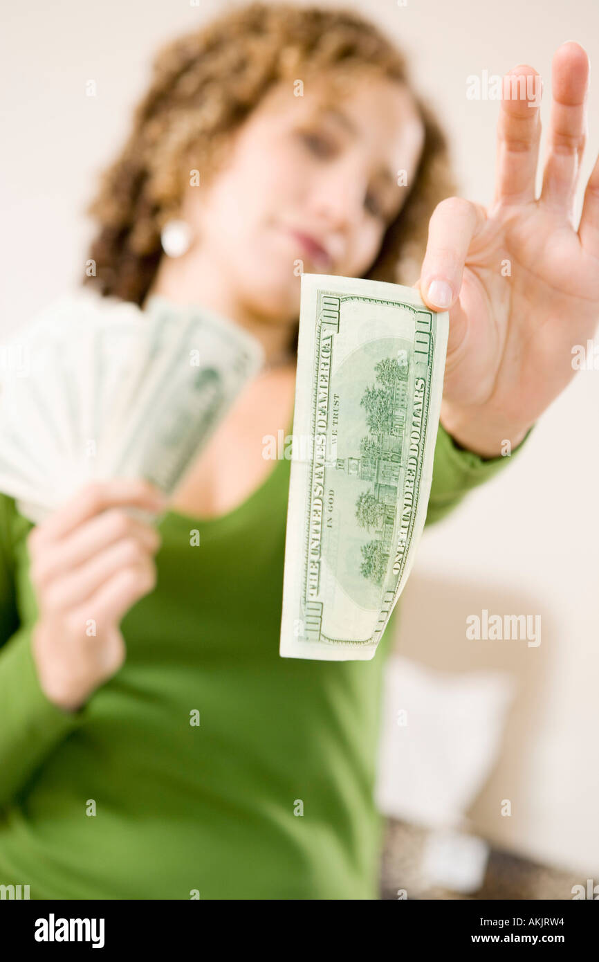 Frau mit einer hundert-Dollar-Schein Stockfoto