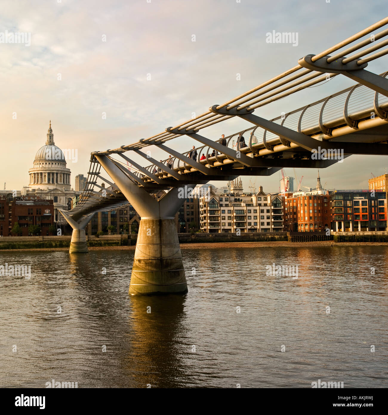 Millennium-Brücke von St. Pauls London No bedeutet Model-Release als Rückansicht, Unschärfe, Entfernung keine Personen erkennbar Stockfoto