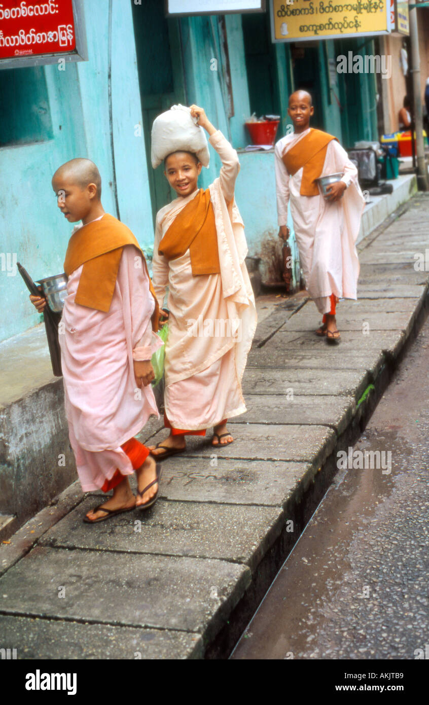 Budhist Nonnen zu Fuß in Straße Yangon Myanmar Stockfoto