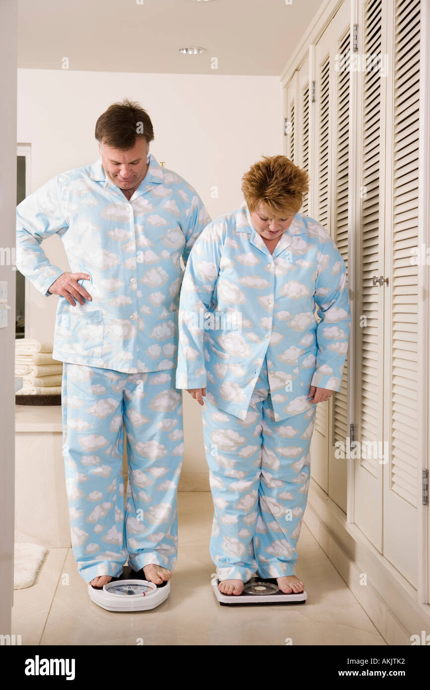 Paar auf Personenwaage mit Übergewicht Stockfoto