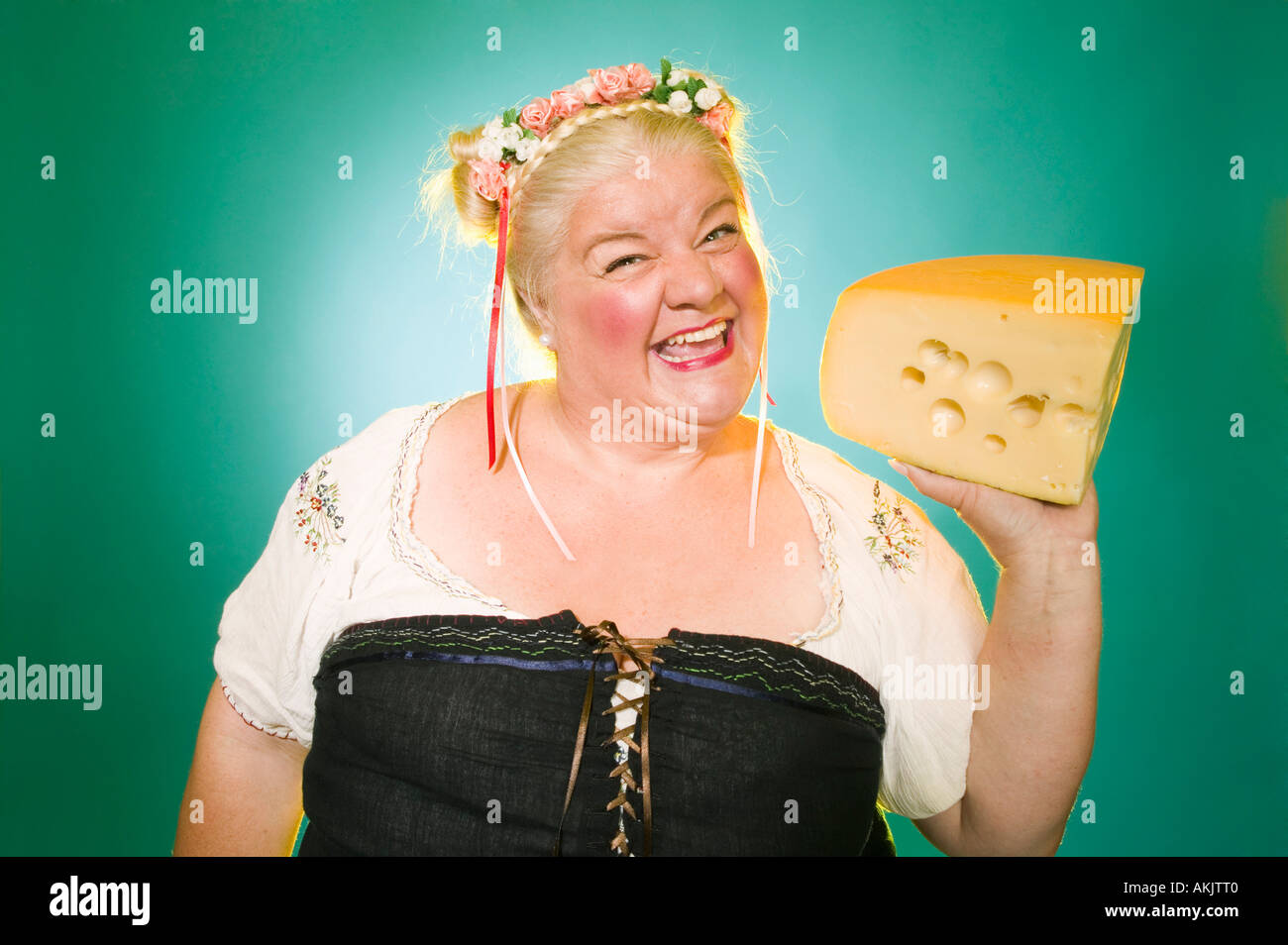 Frau im germanischen Kostüm mit Käse Keil Stockfotografie - Alamy
