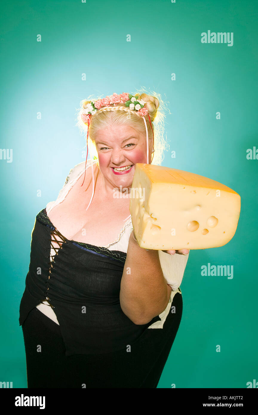 Frau im germanischen Kostüm mit Käse Keil Stockfoto