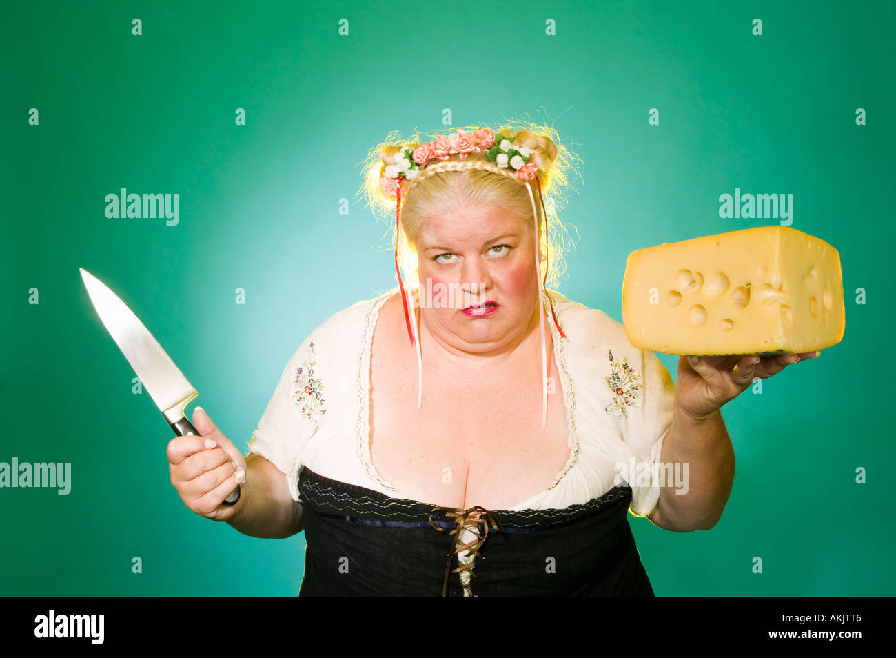 Germanische Frau mit Messer und Käse Keil Stockfoto