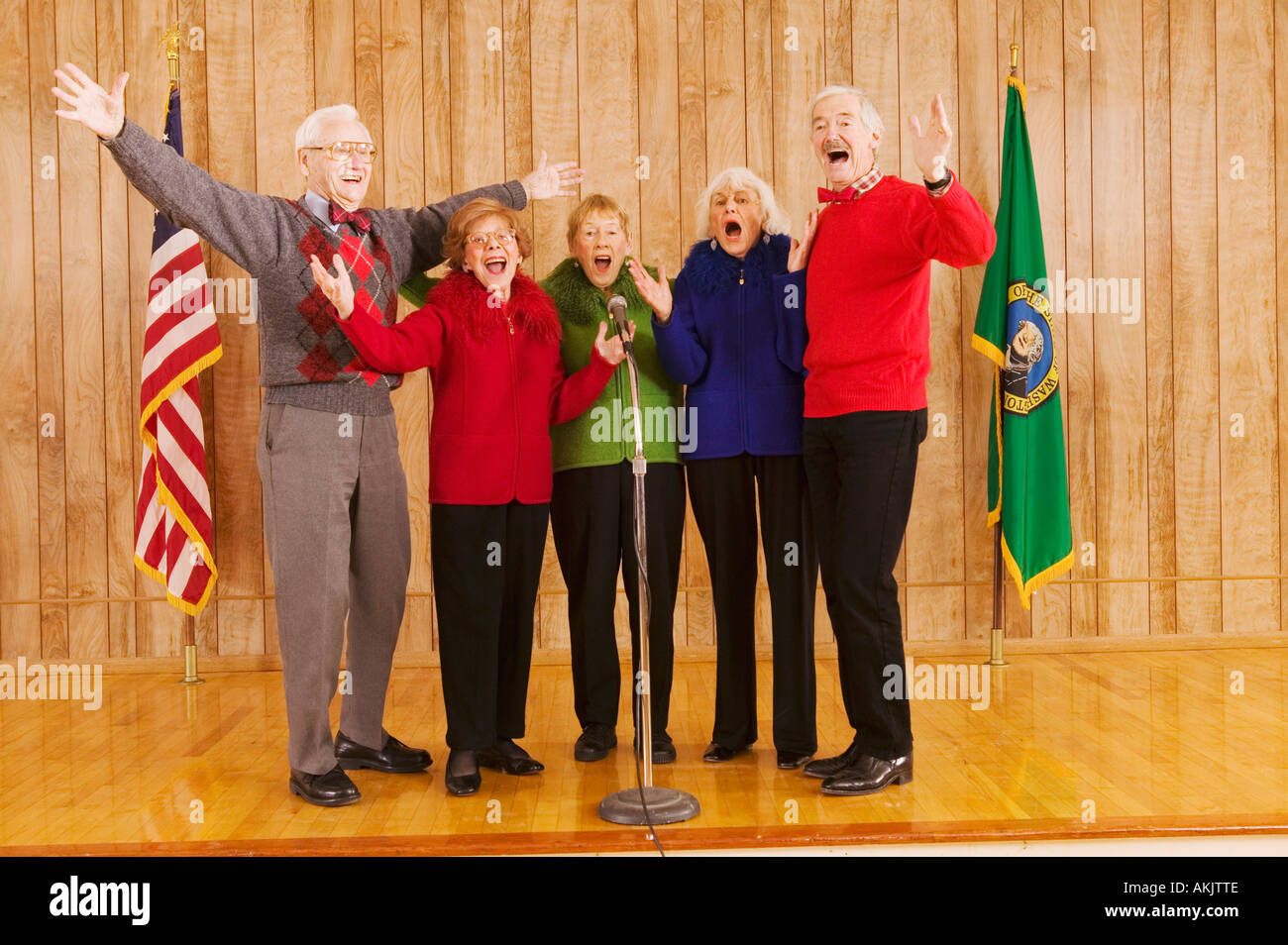 Begeisterte ältere Menschen singen auf der Bühne Stockfoto