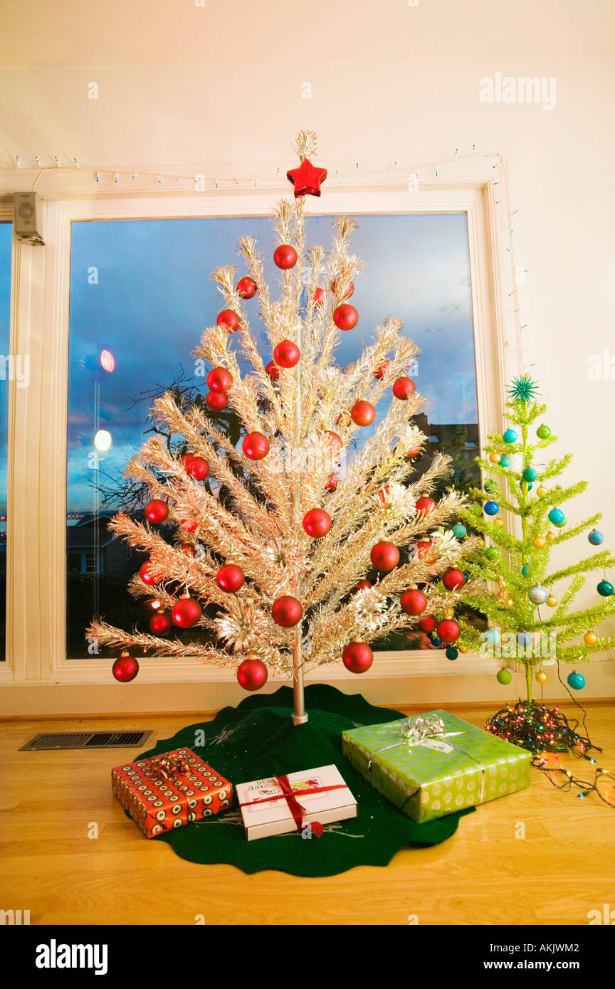 Zwei gefälschte Weihnachtsbäume im Wohnzimmer Stockfoto