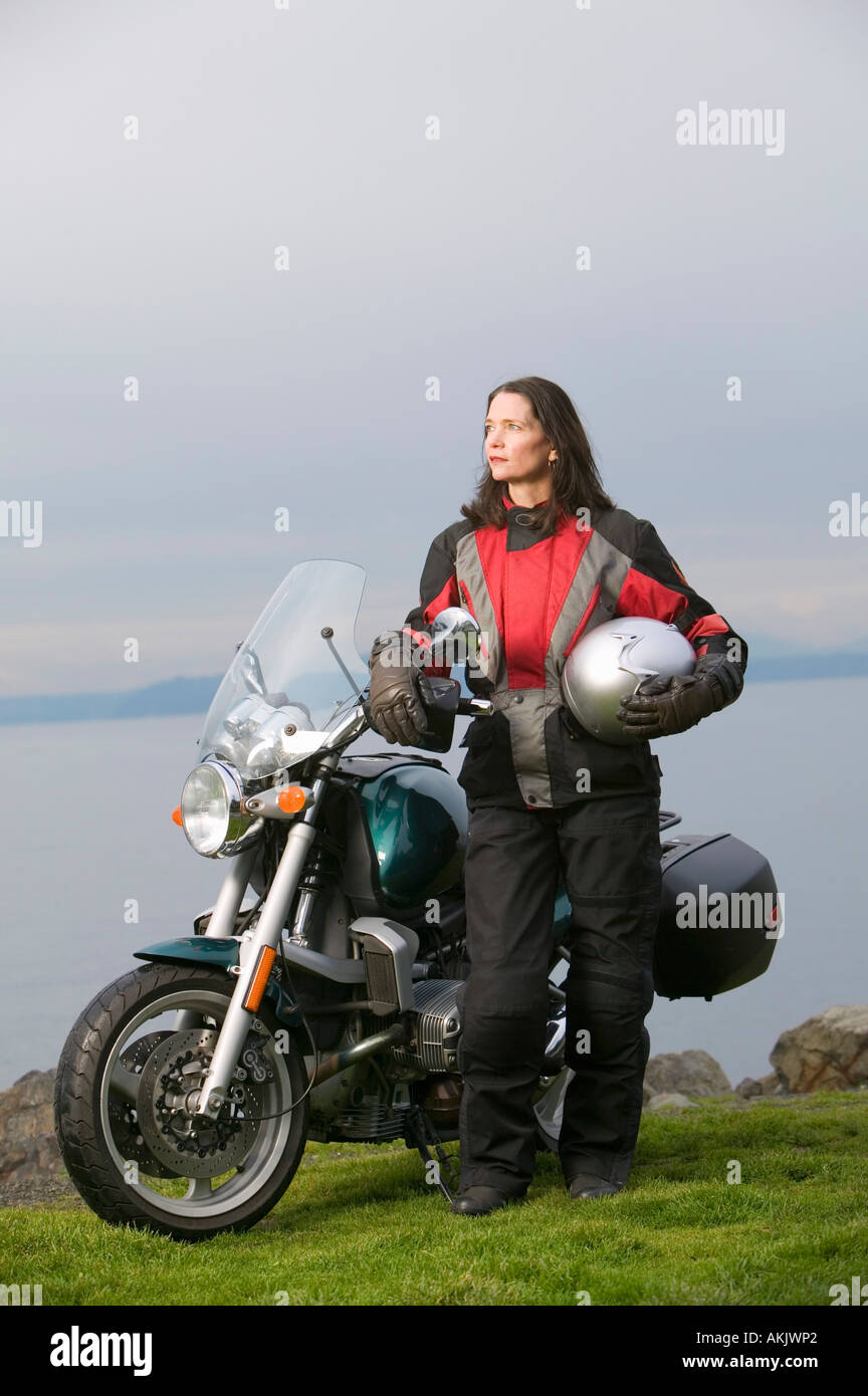 Frau posiert mit Motorrad Stockfoto
