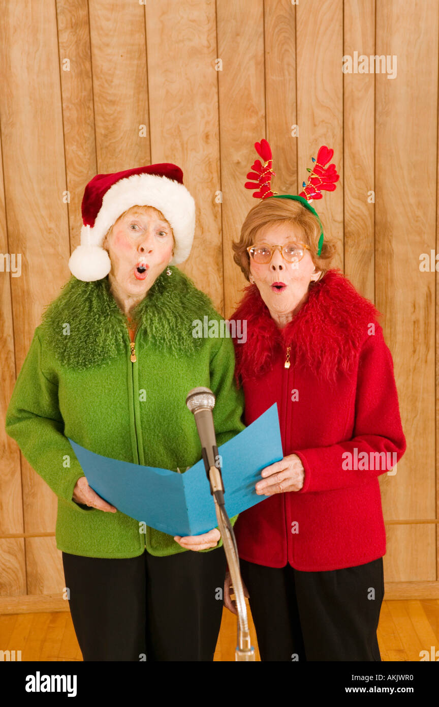 Ältere Frauen singen in der Weihnachtszeit Stockfoto