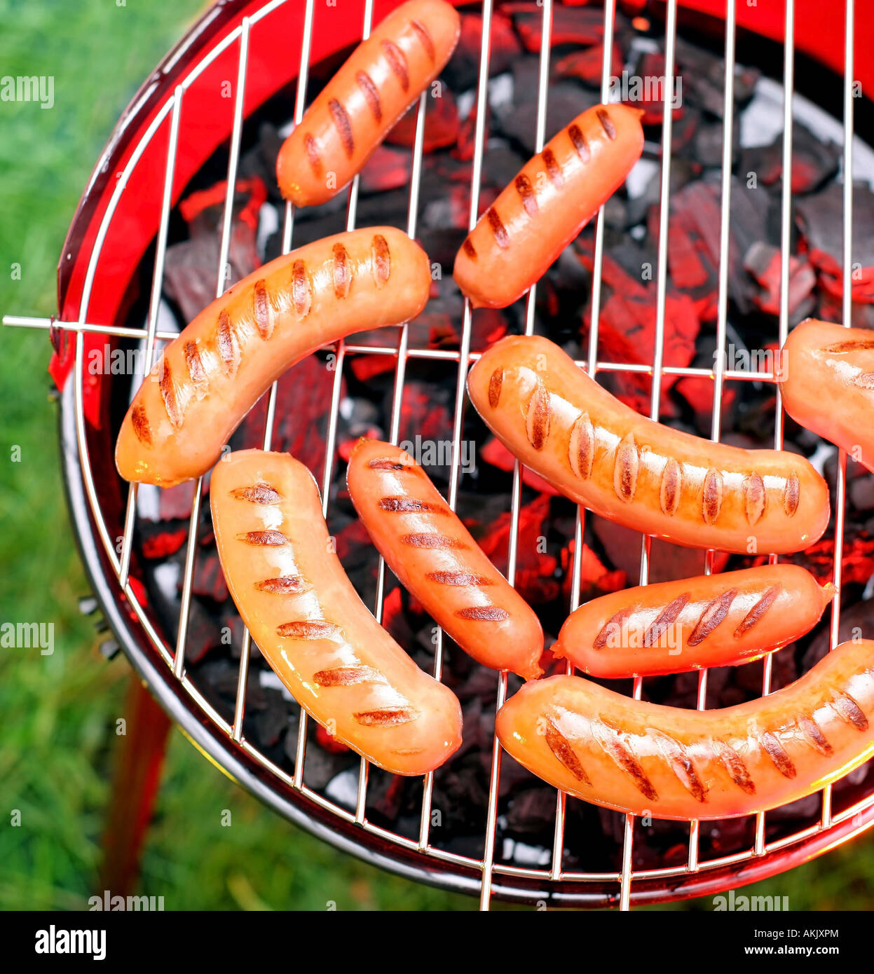 Würstchen auf dem Gitter Stockfoto