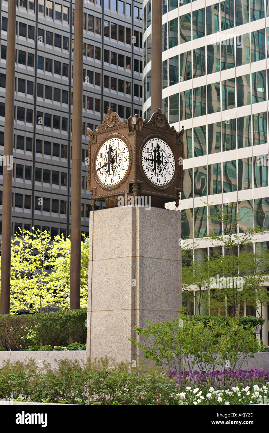 STREET SCENE Chicago Illinois Uhr in First National Bank of Chicago plaza Stockfoto