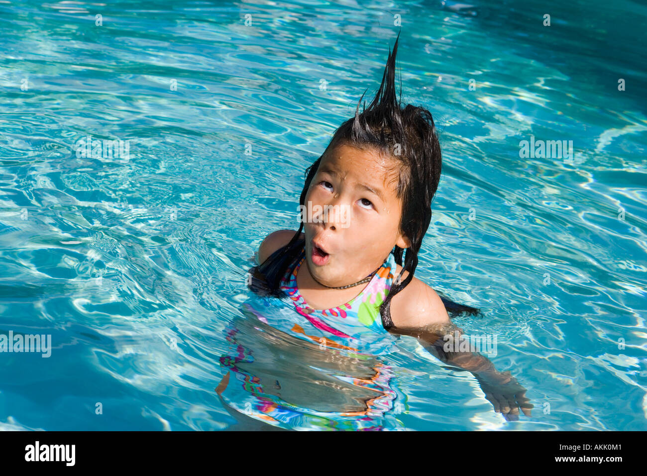 Nahaufnahme eines Mädchens in Pool mit albernen Frisur Stockfoto