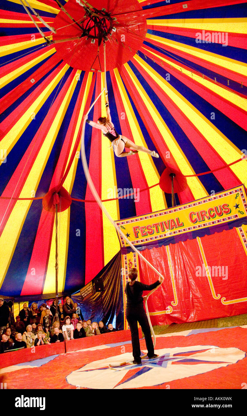 Festival Zirkusmädchen schwingen an einem Seil hoch in die Luft unter einem Zirkuszelt Zirkuszelt Weidenmanns Musik Festival Scotland UK Stockfoto