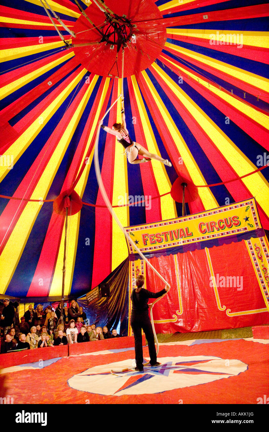 Festival Zirkusmädchen schwingen an einem Seil hoch in die Luft unter einem Zirkuszelt Zirkuszelt Weidenmanns Musik Festival Scotland UK Stockfoto