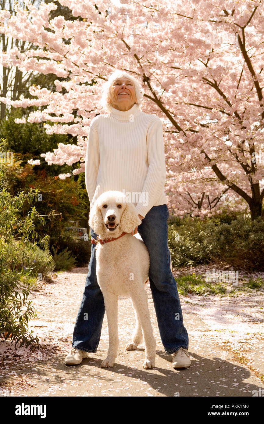Ältere Frau mit Hund Stockfoto