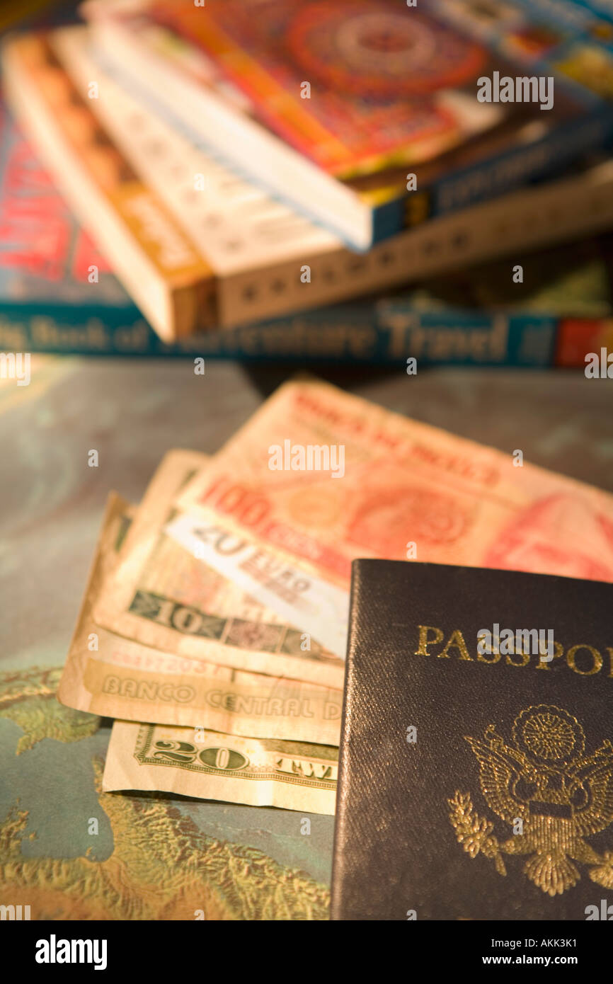 Reisepass, Geld und Bücher Stockfoto