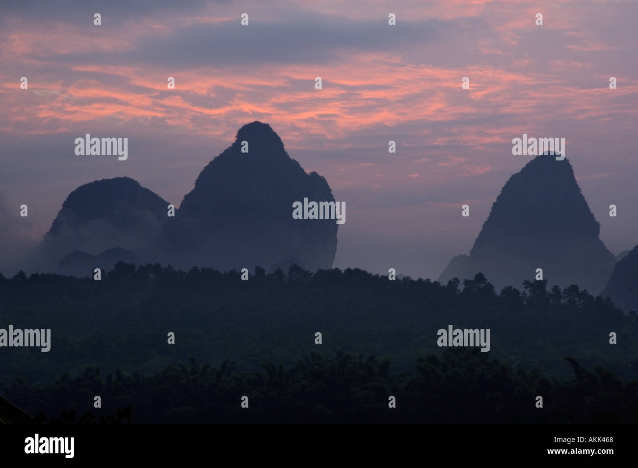 China, Provinz Guangxi, Yangshuo County - Karst Peaks auf Li-Fluss bei Sonnenaufgang Stockfoto
