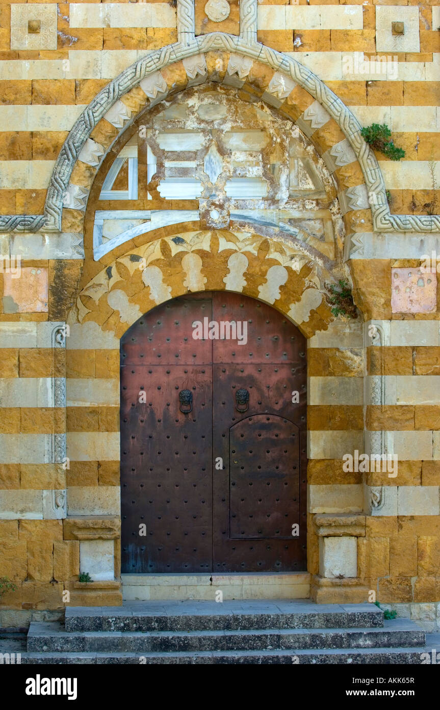 Metalltor mit gewölbten gelben Eingang geschlossen Stockfoto