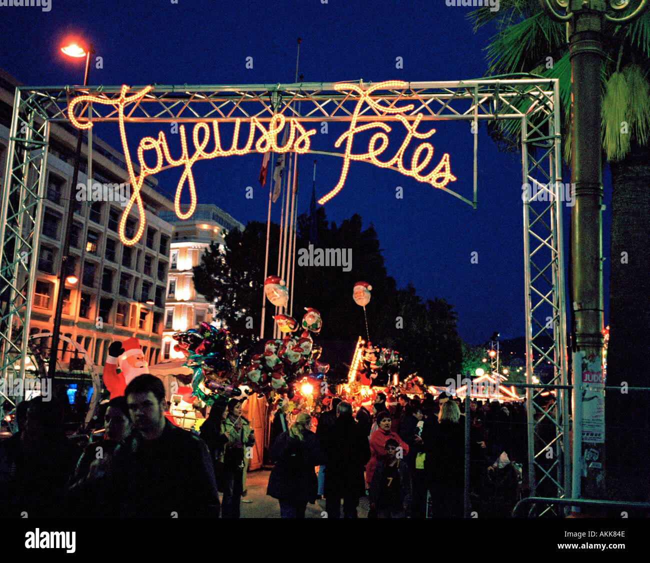 Nizza Cote d'Azur Frankreich - Eine beleuchtete Joyeuses feste happy holidays grüßt die Nachtschwärmer auf dem jährlichen Weihnachtsmarkt Stockfoto